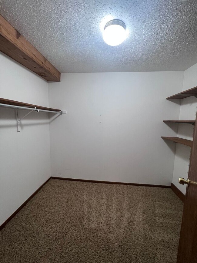 Building Photo - Three Bedroom Duplex in Rockford!