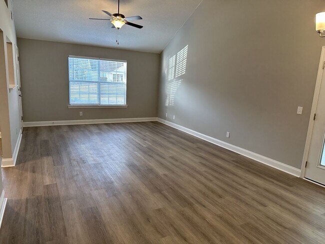 Building Photo - 1050 Rushing St