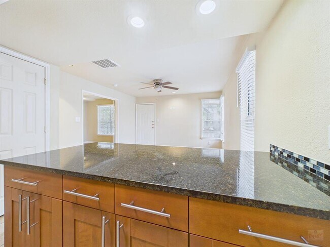 Building Photo - 7685 Northcross Dr