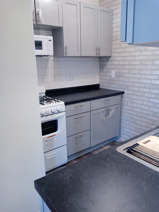 Building Photo - 2733 Girard Ave S