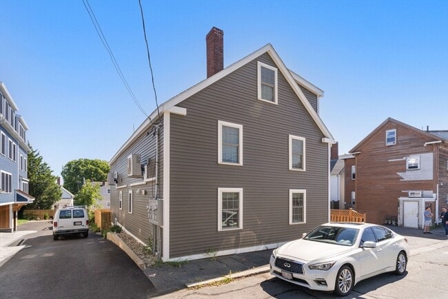 Building Photo - 8 Osborne St