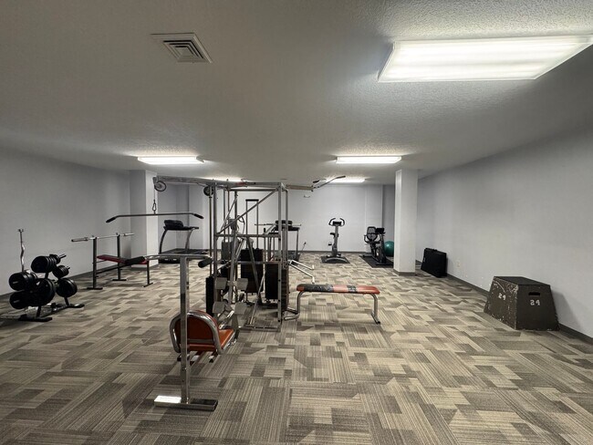 Building Photo - NOVEMBER MOVE-IN SPECIAL for qualified applicants $400 off 1 month's rent; AVAILABLE NOW - Gorgeo...