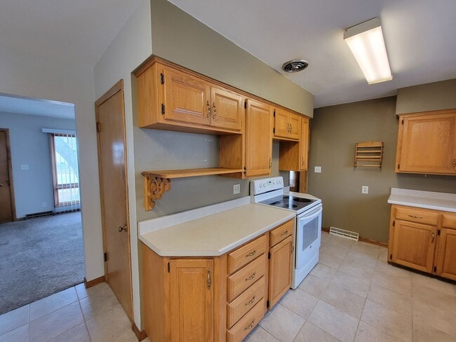 Building Photo - 4 Bed 2 Bath house for Rent!