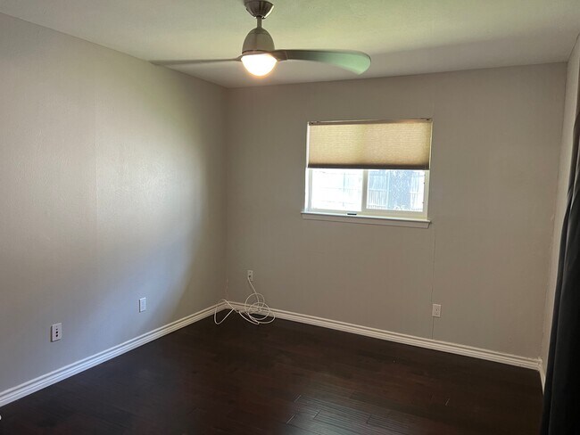 Building Photo - 1821 E Cedar Elm Dr