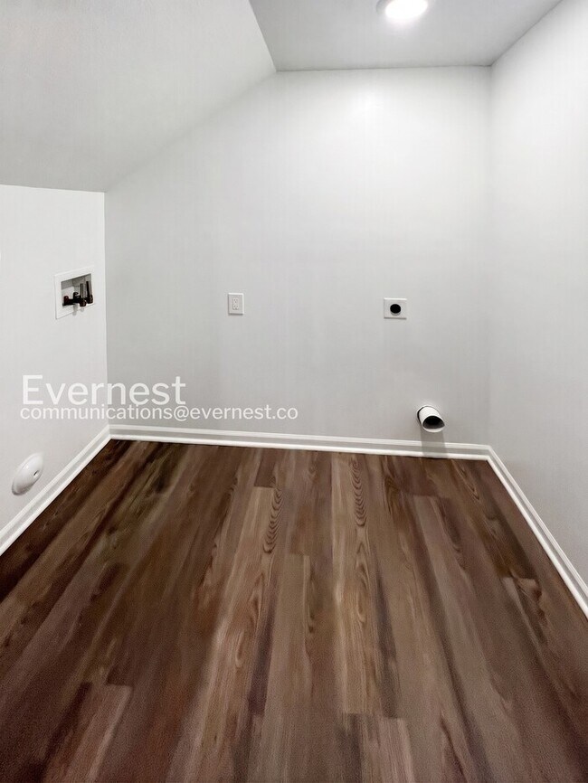 Building Photo - Lovely 3-Bedroom Home with Great Spaces / Pet-Friendly / Available Now!