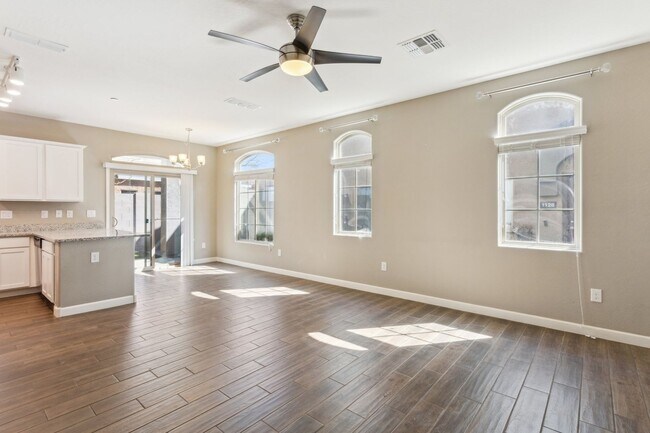 Building Photo - Gorgeous Condo