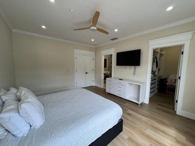 Building Photo - 4 Bedroom fully renovated Townhome in the Main Village of Celebration