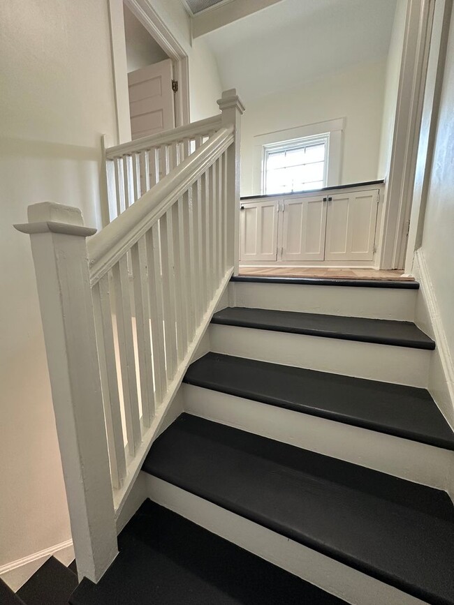 Building Photo - 3 bedroom, 2 bath, furnished Kingsport, TN