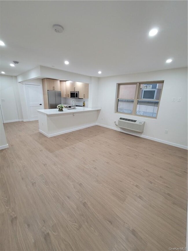 Building Photo - 348 Main St