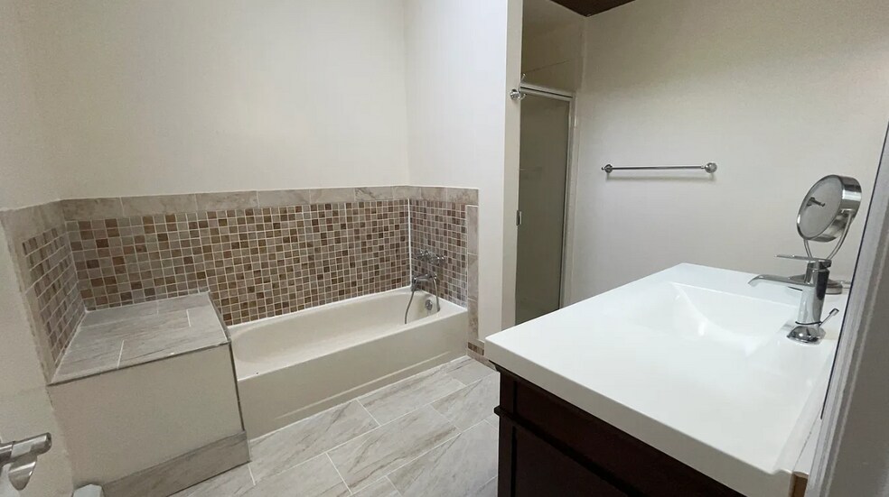 Building Photo - 24 Oak Knoll Dr