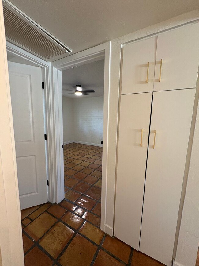 Building Photo - 817 S Melody Ln