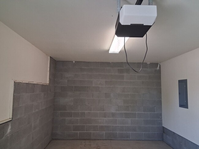 Building Photo - Cute, clean 2 bedroom upstairs apartment with patio.