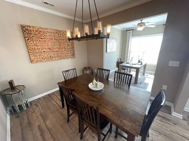 Building Photo - Like new 3 Bedroom townhouse with 2 car ga...