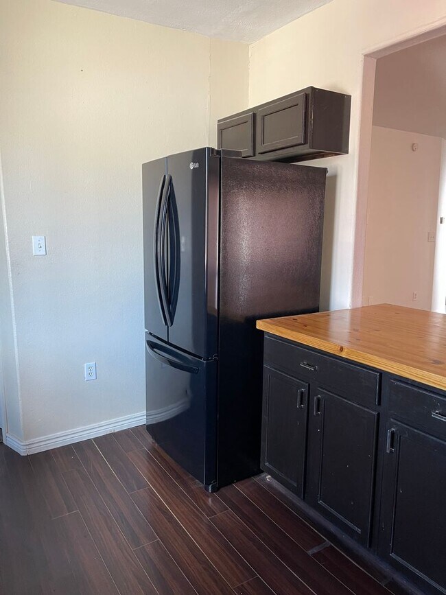 Building Photo - 3 Bedroom 2 Bath home