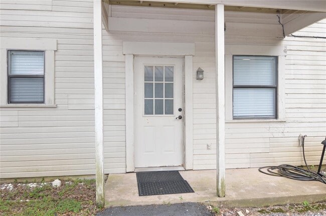 Building Photo - 8912 Circle Dr