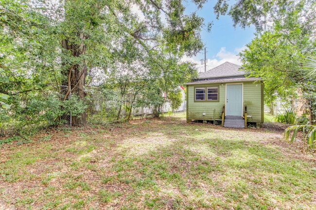 Building Photo - Charming Shotgun Home Just Minutes from Do...