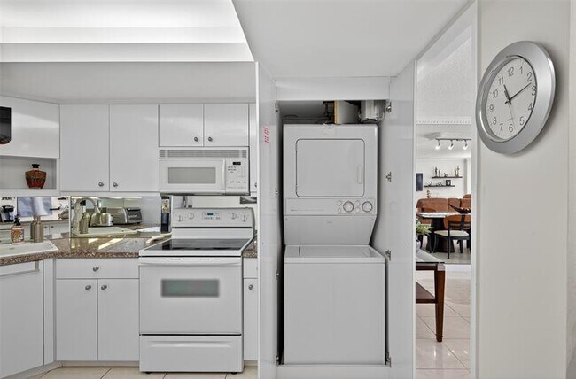 Building Photo - 2100 S Ocean Ln
