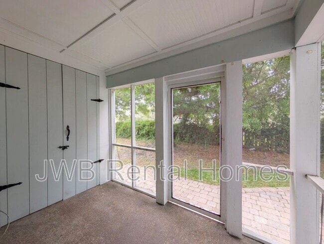 Building Photo - 1000 3rd St