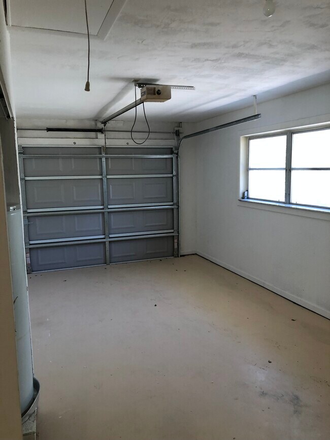 Building Photo - 10410 Azalea Dr