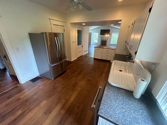 Building Photo - Charming 3-bedroom, 2.5-bathroom home loca...