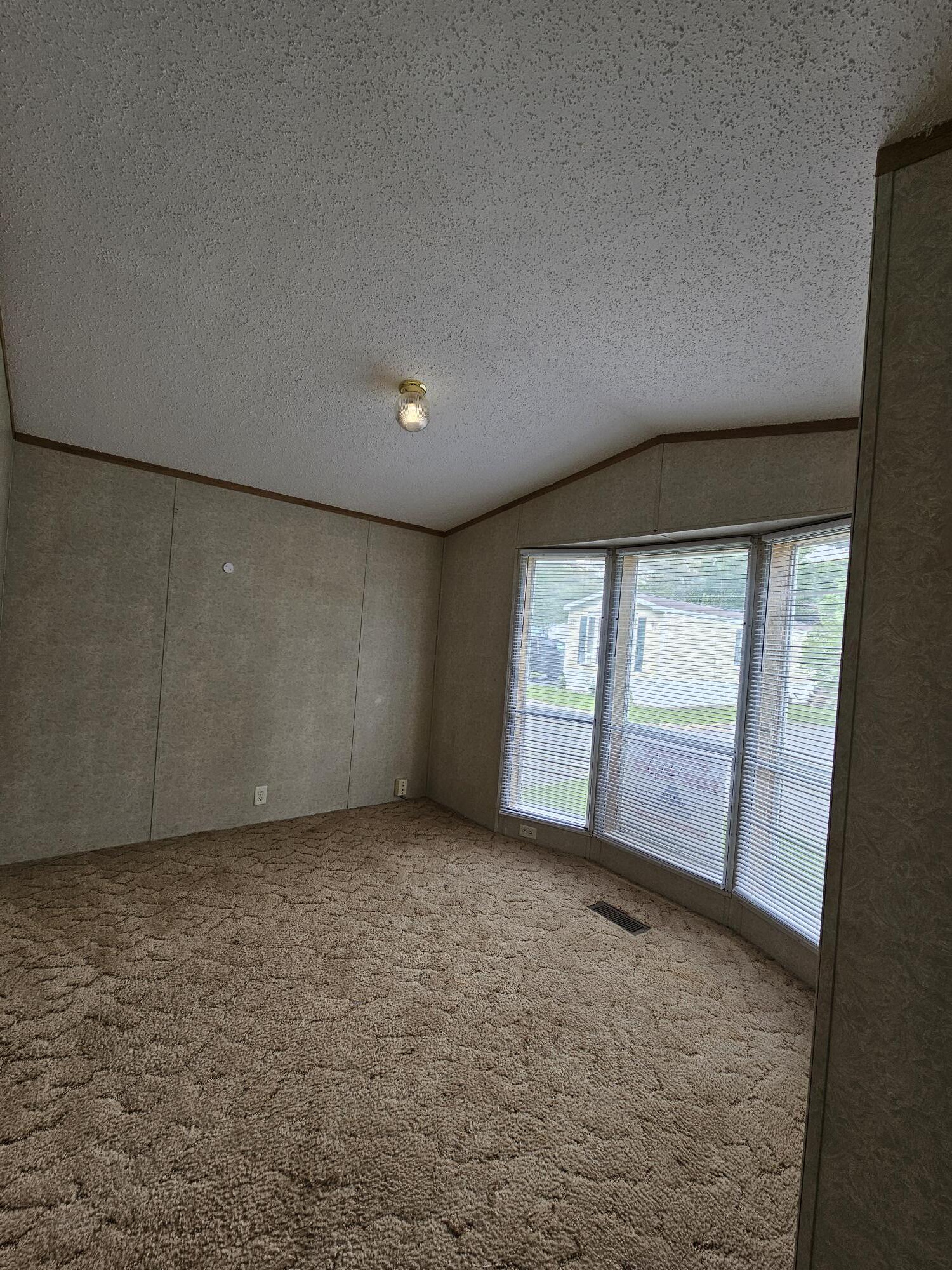 Building Photo - 3 Maple Ln