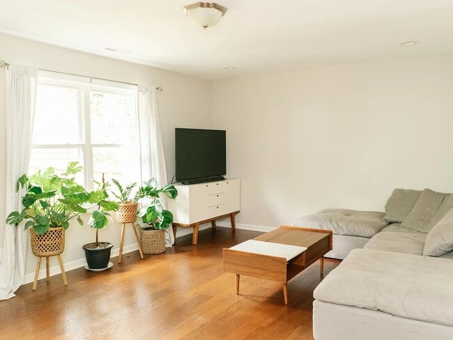 Building Photo - 15 Woodstock Ln