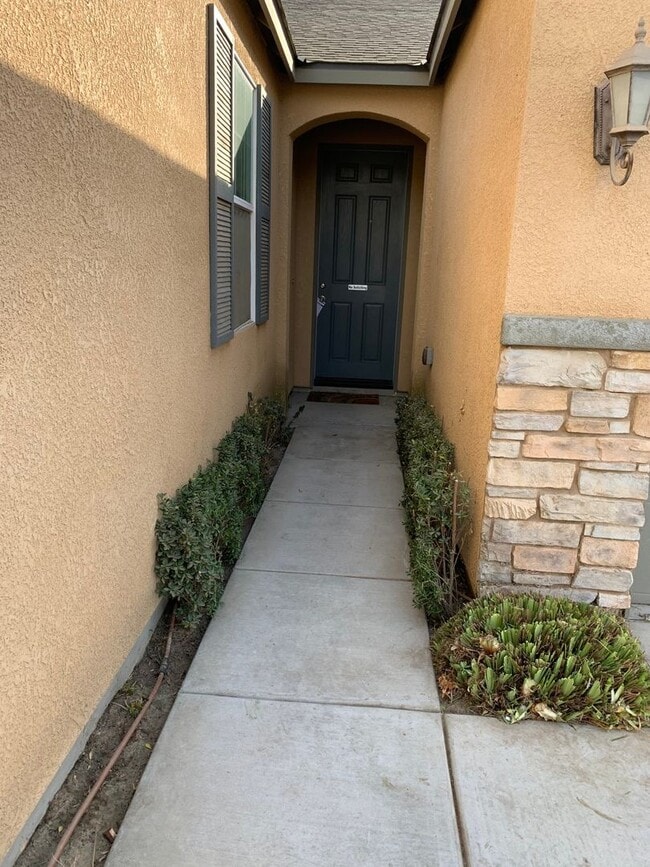 Building Photo - 4 Bedroom 2 Bath Home