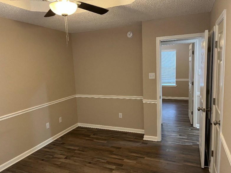 Building Photo - 15 Ariel Dr