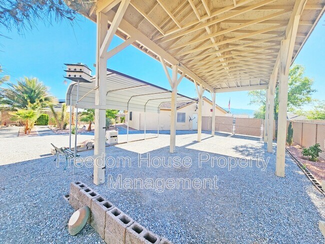 Building Photo - 380 Round Up Ct