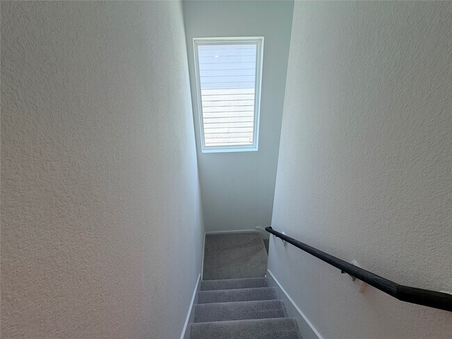 Building Photo - 922 Pertuso Ln