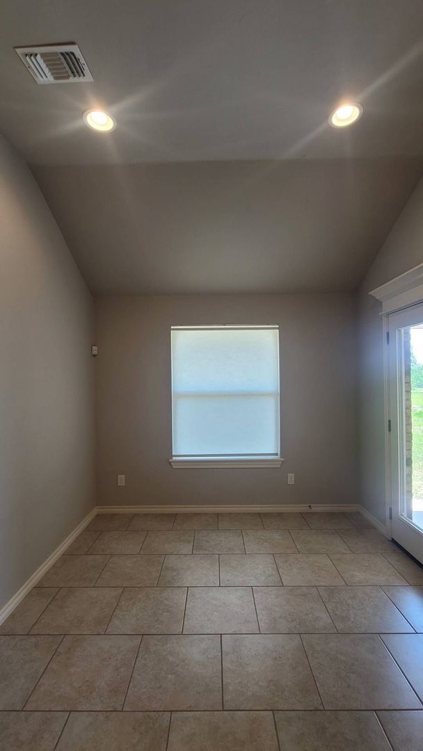 Building Photo - Very Beautiful 4 Bedroom Home in Mustang Schools