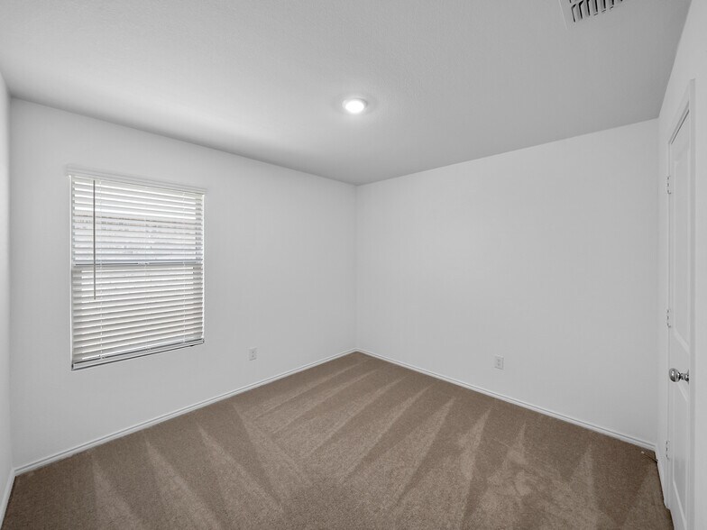 Building Photo - 14004 Birch Farm Dr