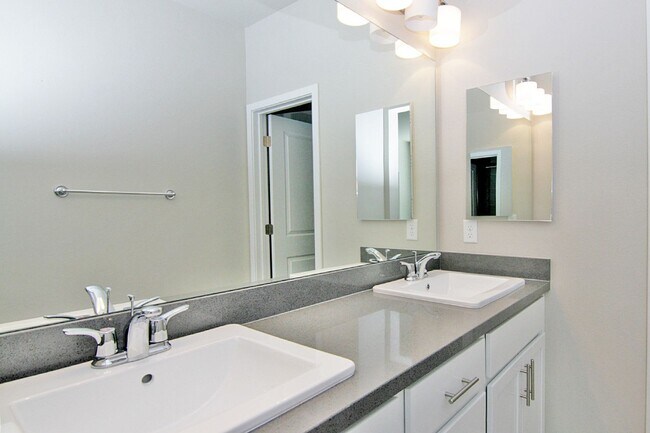 Building Photo - Clean, modern, move-in ready townhouse!