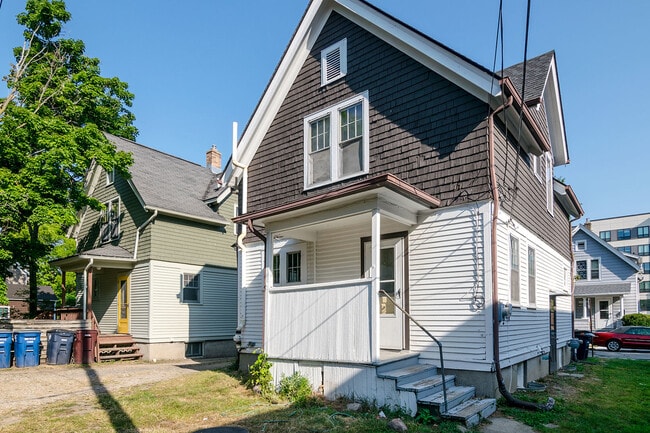 Building Photo - 112 Adams St