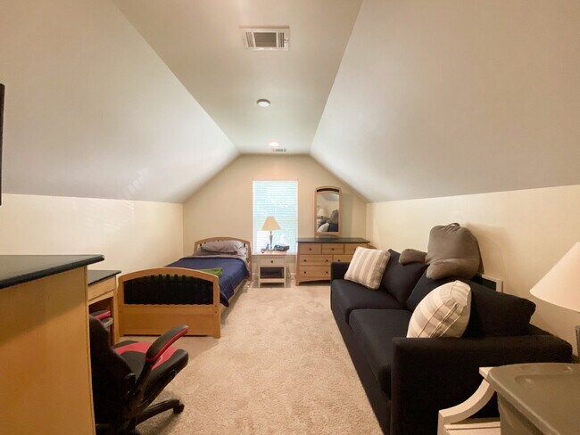 Building Photo - Spacious Four Bedroom Home w/ Oversized Fe...