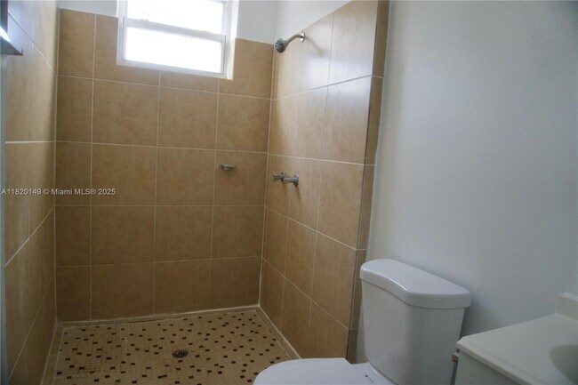 Building Photo - 501 SW 6th Ct