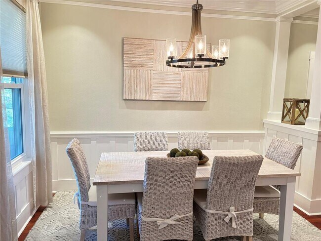 Building Photo - 324 Julia Pl