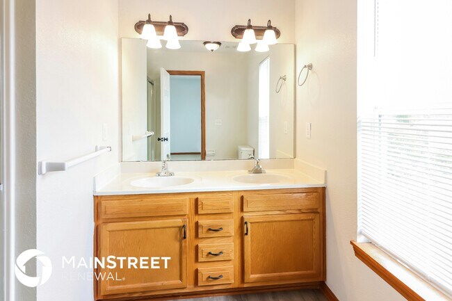 Building Photo - 424 NE Wolf Creek Dr