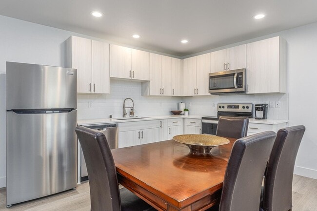 Building Photo - 3 bedrooms, 2.5 Baths w/Amazing Sunset Views!