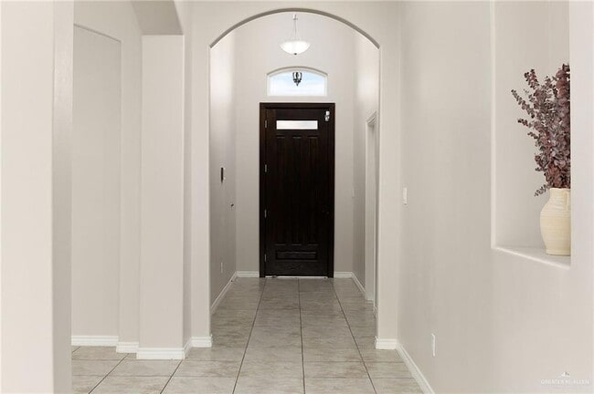 Building Photo - 5524 Xenops Ave