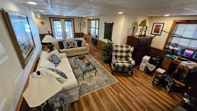 Building Photo - $1,750 - 2 Bedroom 1 Bathroom Gorgeous Fur...