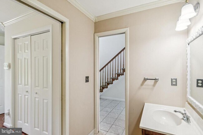 Building Photo - 478 Mountain Rd