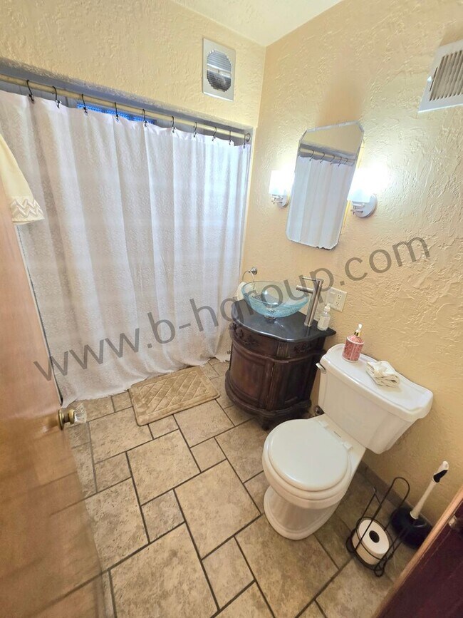 Building Photo - 5412 41st Ave