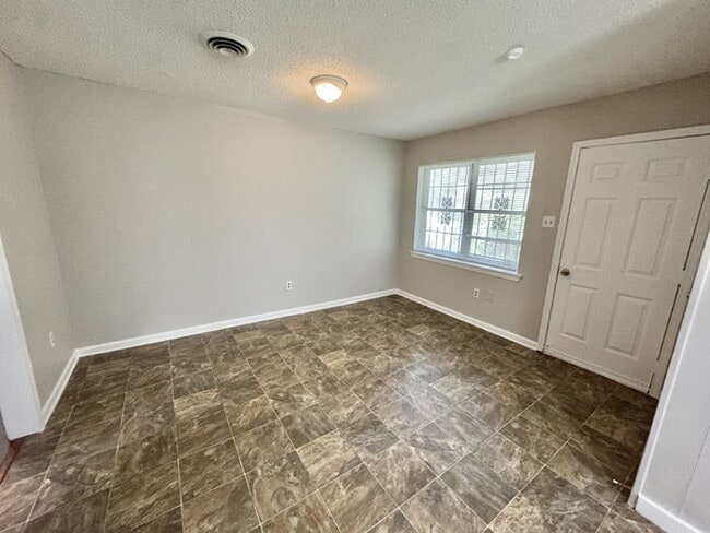 Building Photo - 4540 Spring Valley Dr