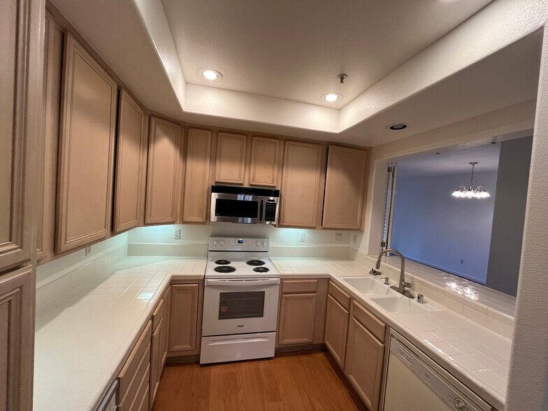 Building Photo - 903 Sunrose Ter