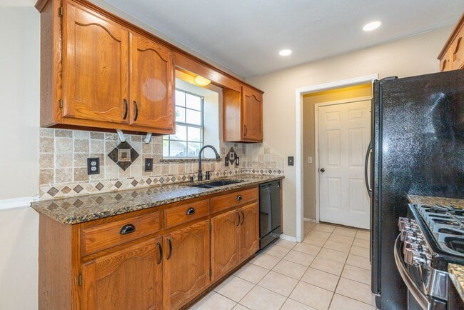 Building Photo - 3 Bed | 2 Bath in Broken Arrow!