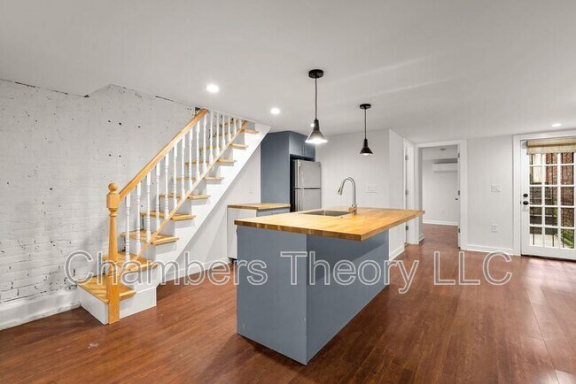 Building Photo - 1745 1st St NW