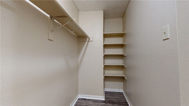 Building Photo - 725 Peppertree Dr