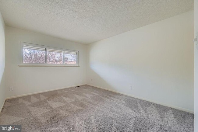 Building Photo - 4 Oakridge Ct