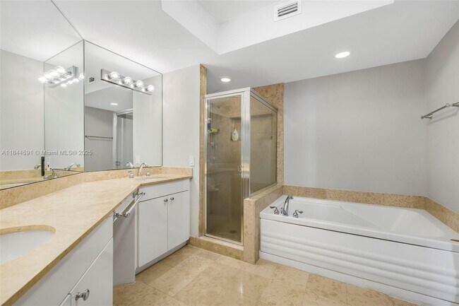 Building Photo - 4775 Collins Ave